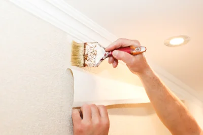 Pose de papier peint à Ueberstrass — revêtements muraux et toiles de verre